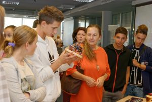 Študenti si so záujmom obzerajú model prvej slovenskej družice