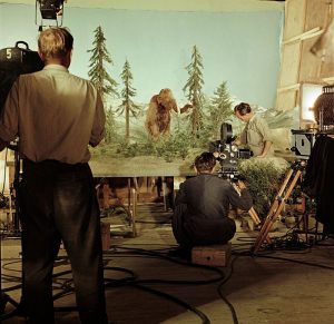 Nakrúcanie filmu o praveku v štúdiu, v pozadí mamut v prírode