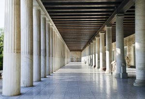 Tradičná budova v gréckom štýle s otvorenými stenami a stĺpmi