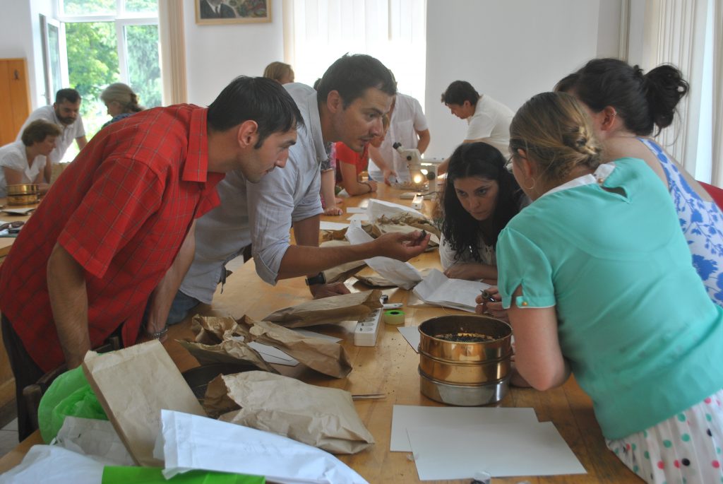 Skupina vedcov venujúcich sa vzorkám