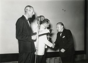 Preberanie ocenenia na čiernobielej fotografii