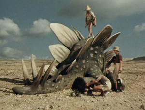 Rekonštrukcia stegosaura v reálnej veľkosti, okolo neho stoja chlapci