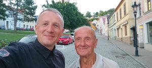 Selfie fotka dvoch mužov, jeden z nich je senior