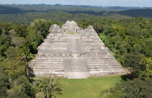 Mexická stupňová pyramída s chrámom na vrchole