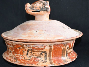 Keramická nádoba s vrchnákom v tvare hlavy zvieraťa