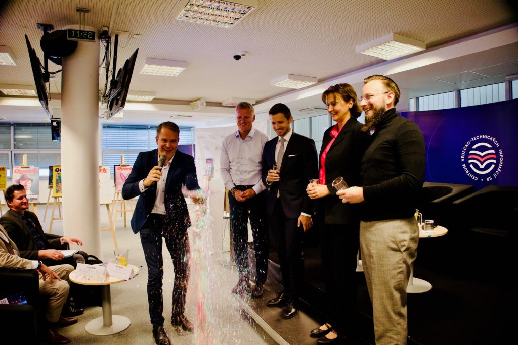 Moderátor krstí septembrové číslo Quarku farebným hviezdnym prachom.