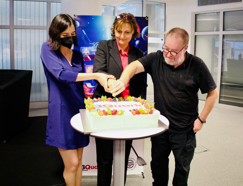 Redakcia spoločne krája ovocnú tortu.