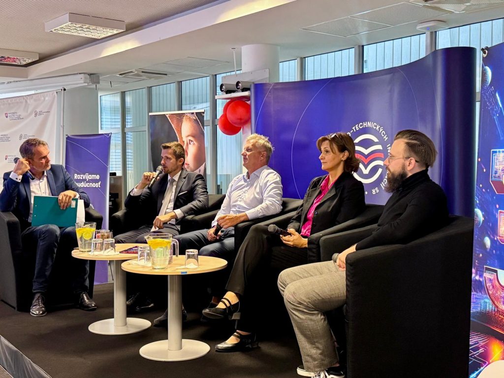 Diskutujúci na pódiu