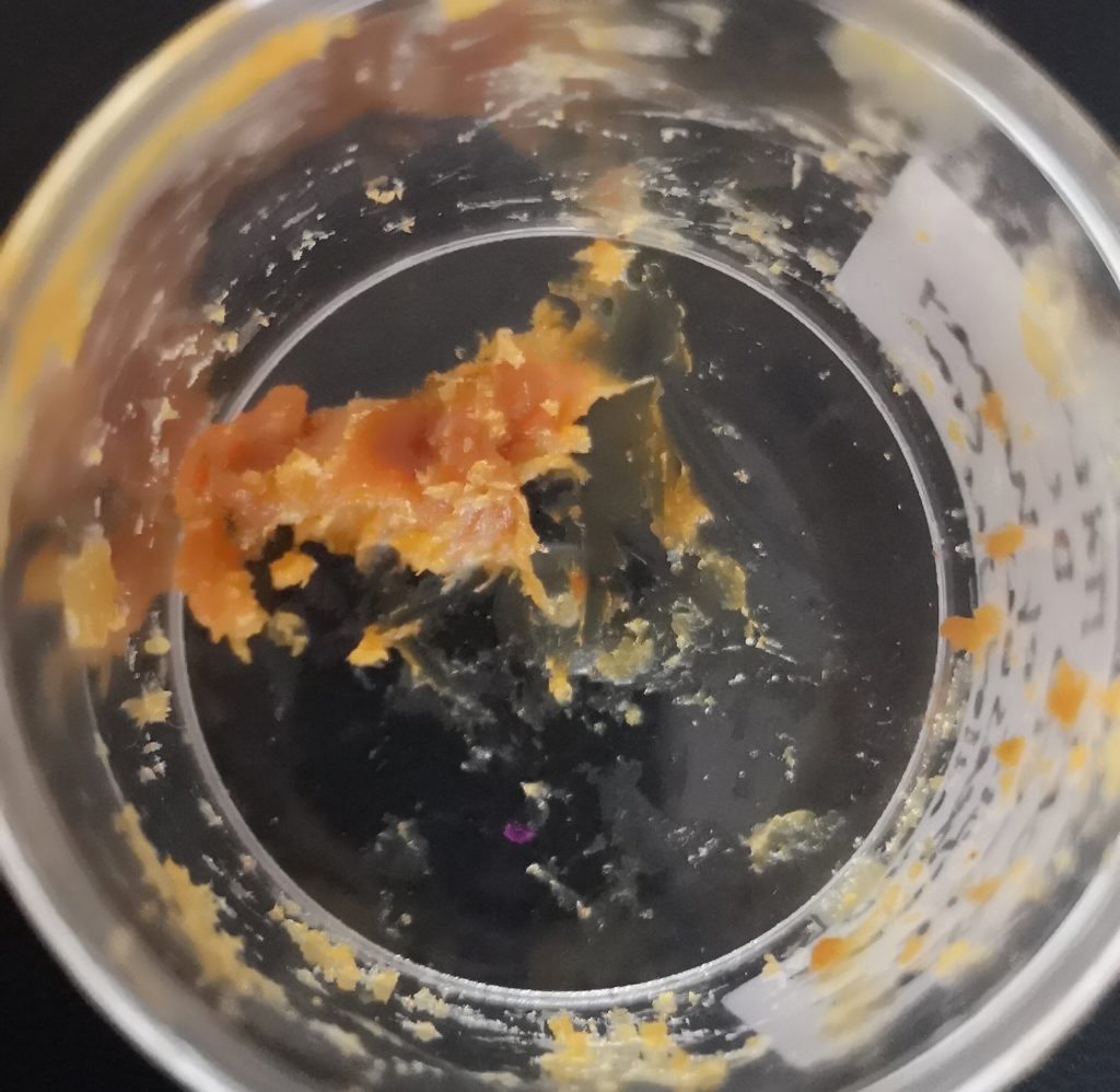 Med na dne sklenenej nádoby