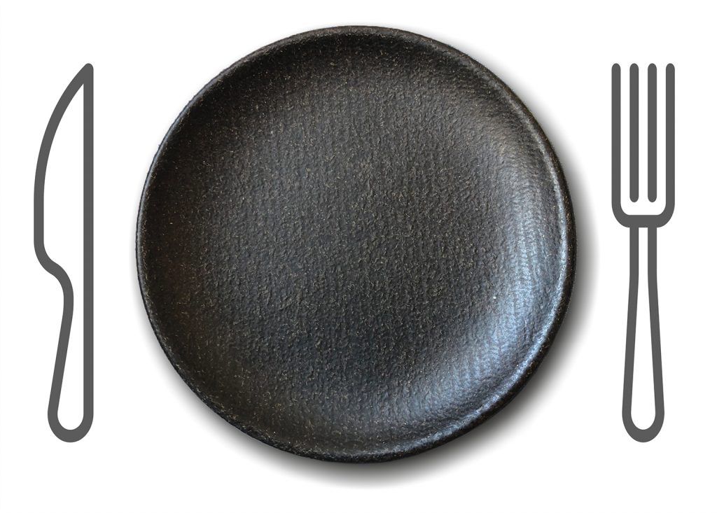 Čierny tanier z kompostovateľného materiálu s nakresleným príborom po stranách