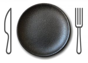 Čierny tanier z kompostovateľného materiálu s nakresleným príborom po stranách