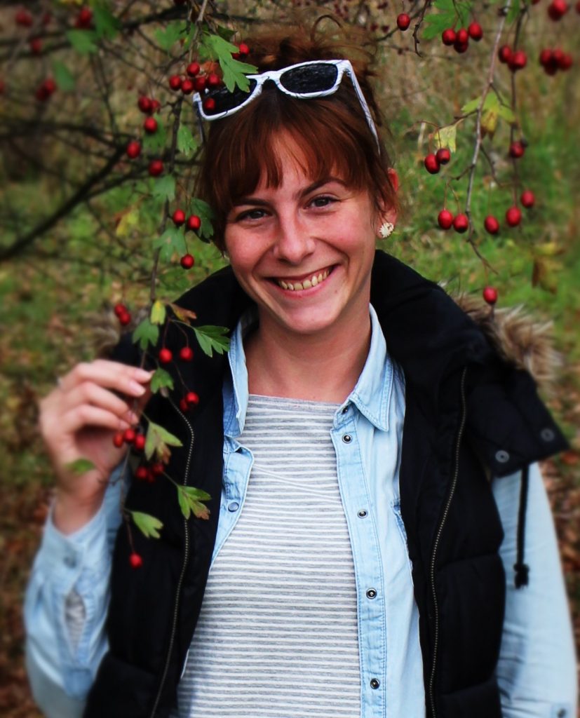 Mladá žena v športovom oblečení pózuje v prírode 