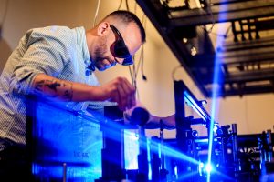 Muž používa pri práci s lúčmi ochranné okuliare