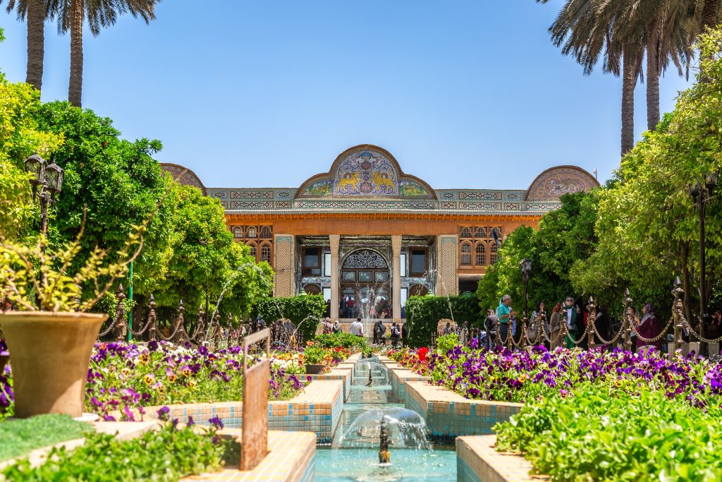 Historická záhrada v perzskom štýle s rastlinami, so stromami a s vodnými kanálmi