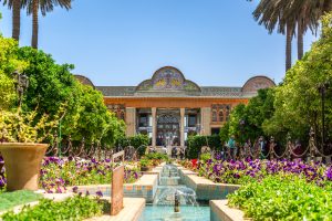 Historická záhrada v perzskom štýle s rastlinami, stromami a vodnými kanálmi