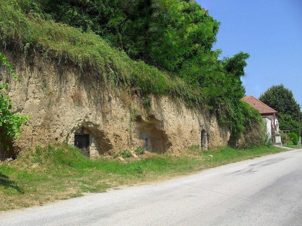 Pivnice vo svahu oproti ceste