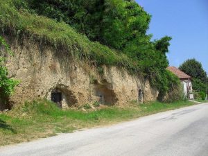 Pivnice vo svahu oproti ceste