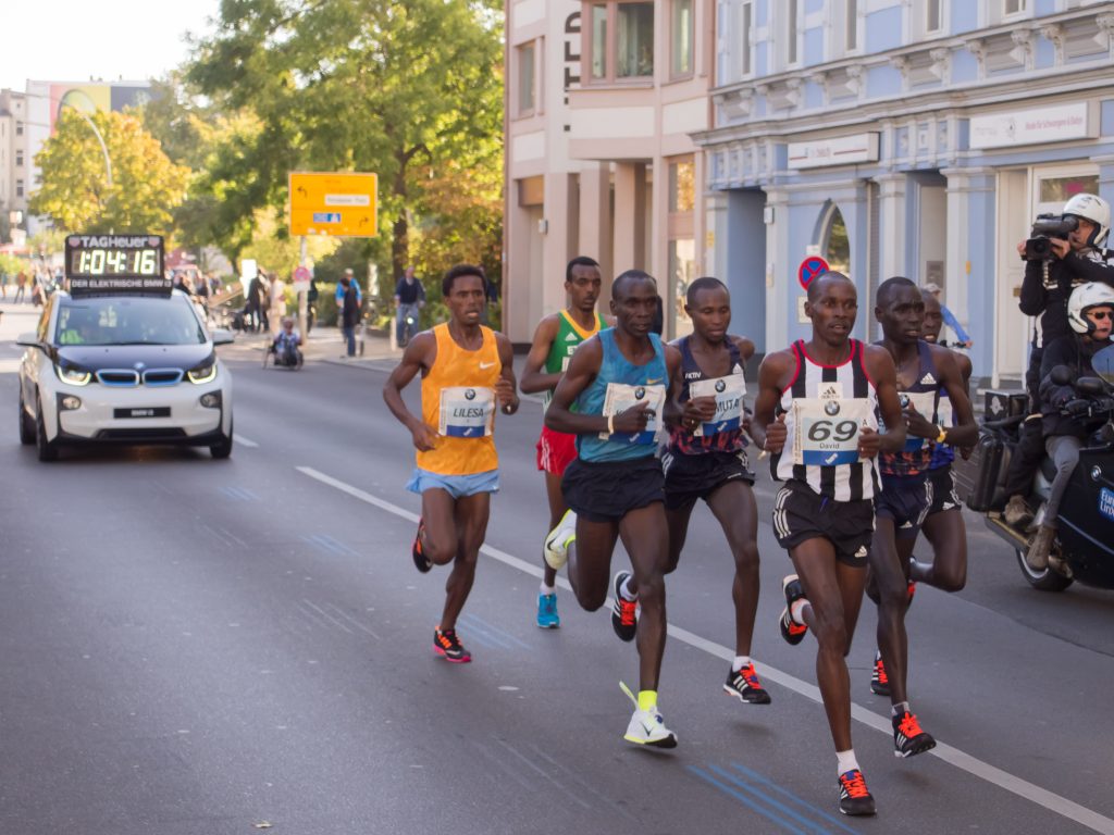 Skupina maratóncov s Eliudom Kipchogom