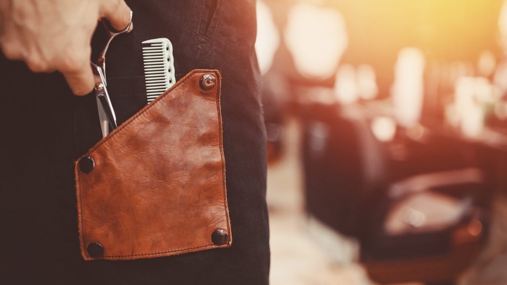 Holičove vrecko s nožnicami a hrebeňom