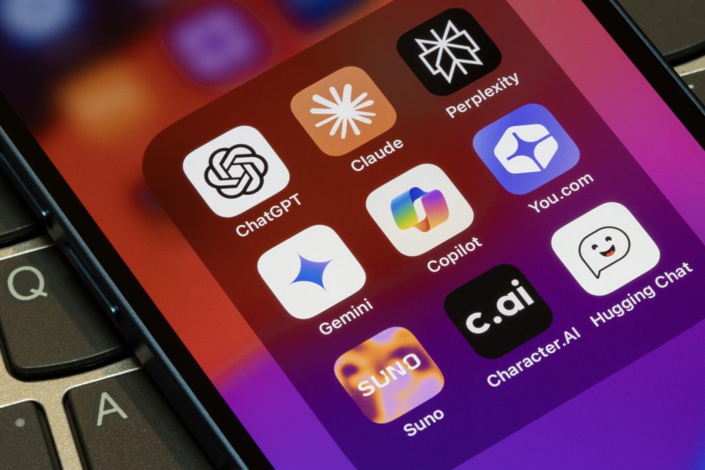 Na iPhone sa zobrazujú rôzne aplikácie s umelou inteligenciou vrátane ChatGPT, Claude, Perplexity, Gemini, Microsoft Copilot, You.com, Suno, Character.AI a Hugging Chat.