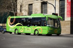 Autobus mestskej hromadnej dopravy na solárny pohon v meste Adelaide