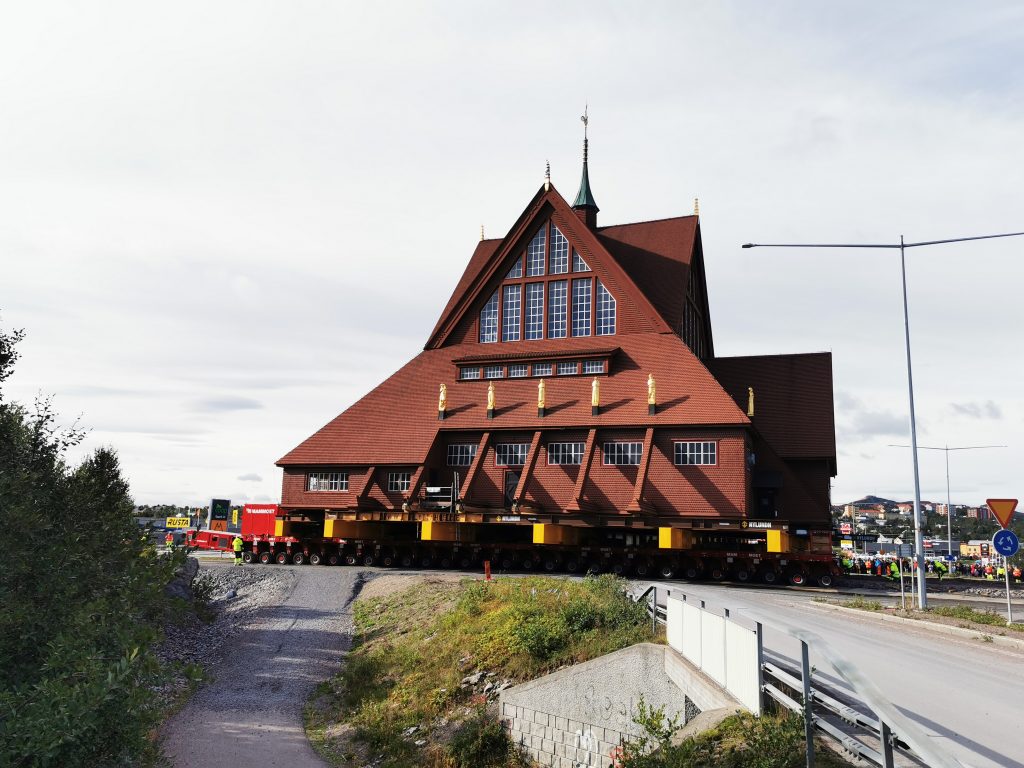 Budova dreveného kostola sa presúva na špeciálnom podvozku