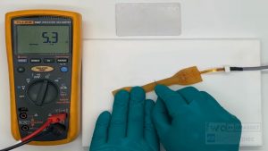 Výskumník meria signál senzora