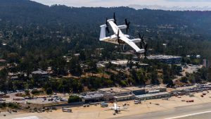 Menšie dvojmotorové lietadlo letí nad krajinou