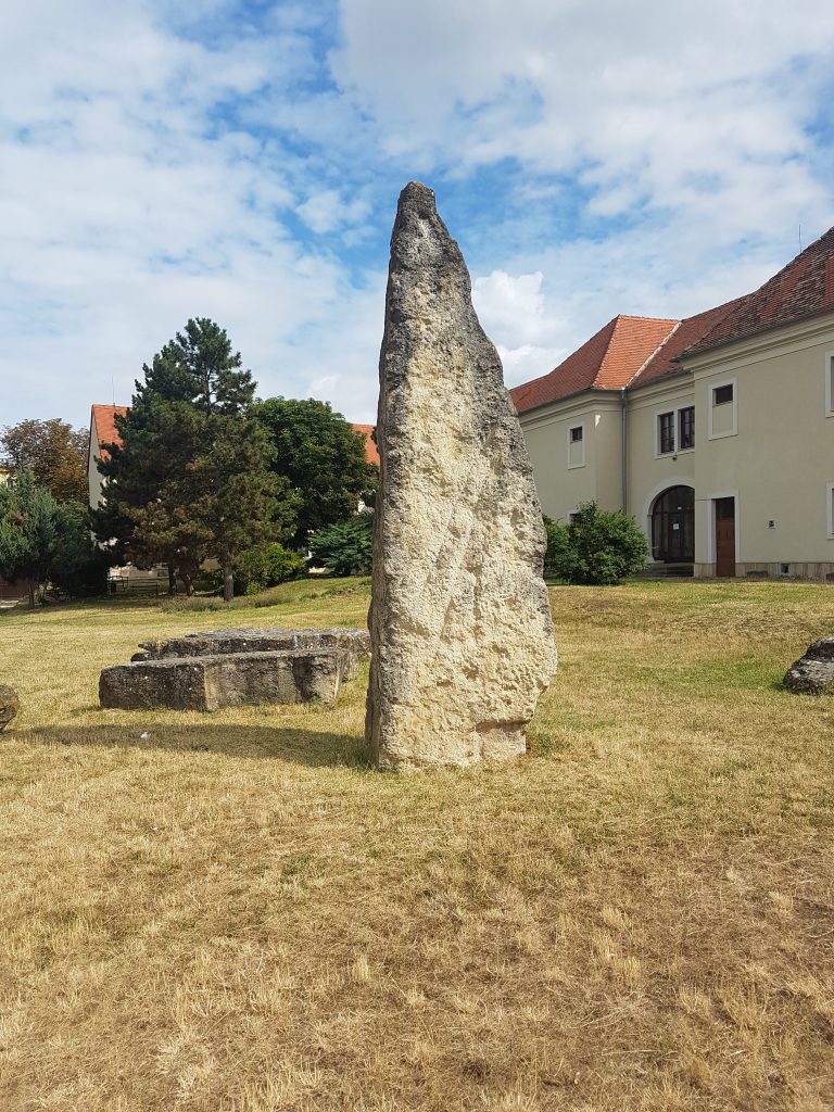 Vysoký a osamotený kus kameňa stojaci v zemi