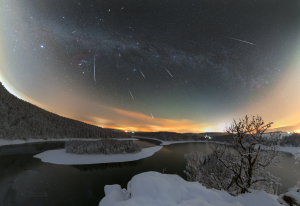 Meteorický roj Geminidy nad zasneženou krajinou