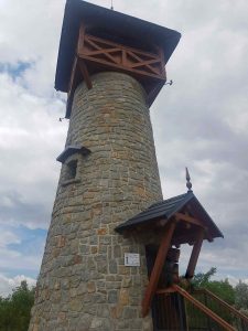 Kamenná rozhľadňa s drevenou strechou