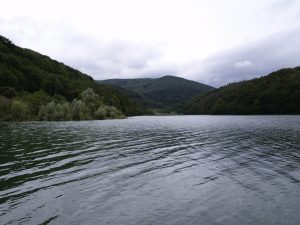 Vodná nádrž uprostred hornatej prírody