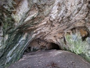 Diera v skale je vstupom do jaskyne
