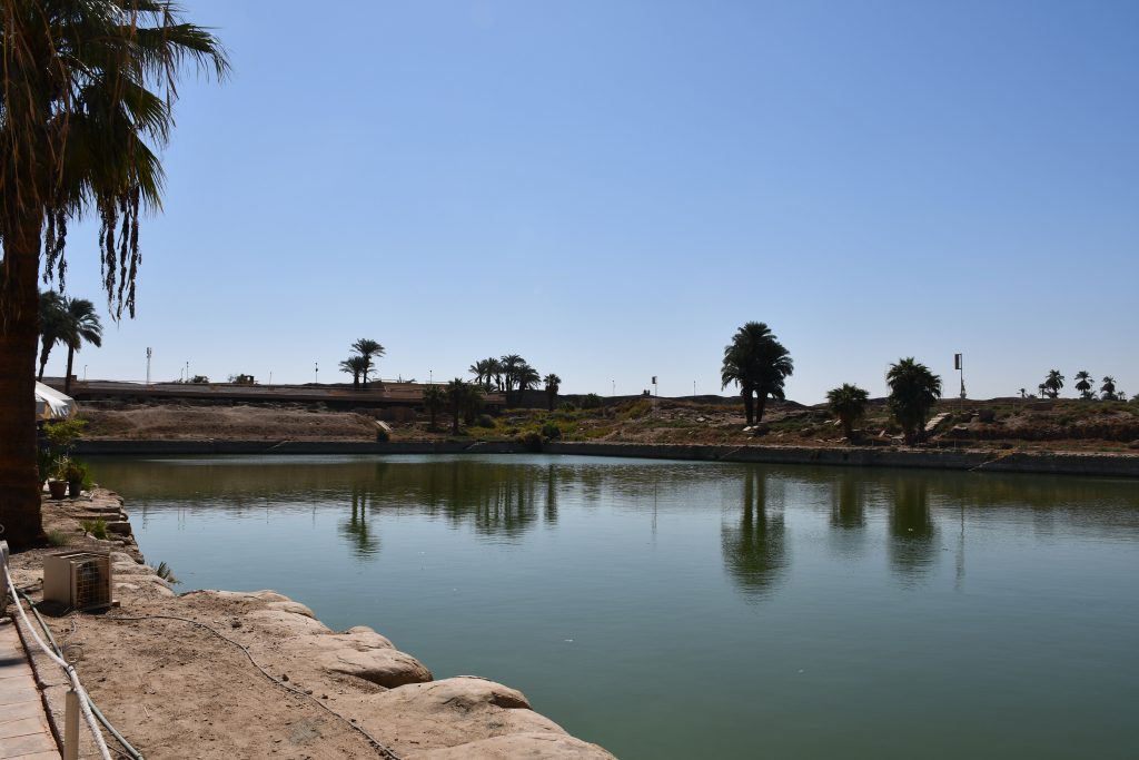 Jazero uprostred suchej krajiny