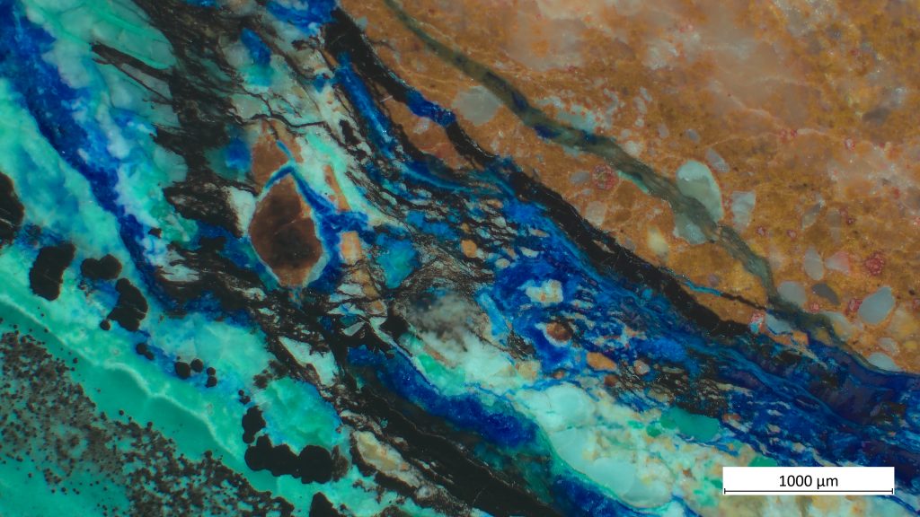 Minerál s pestrými farbami