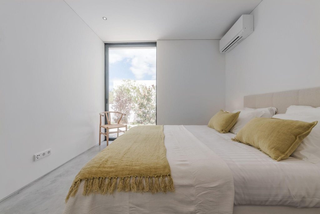 Klimatizácia v rohu spálne