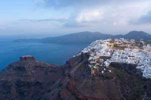 Mesto s tradičnými bielymi domami týčiace sa nad morom