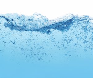 Nepokojná, ale priezraćná hladina vody v pohári