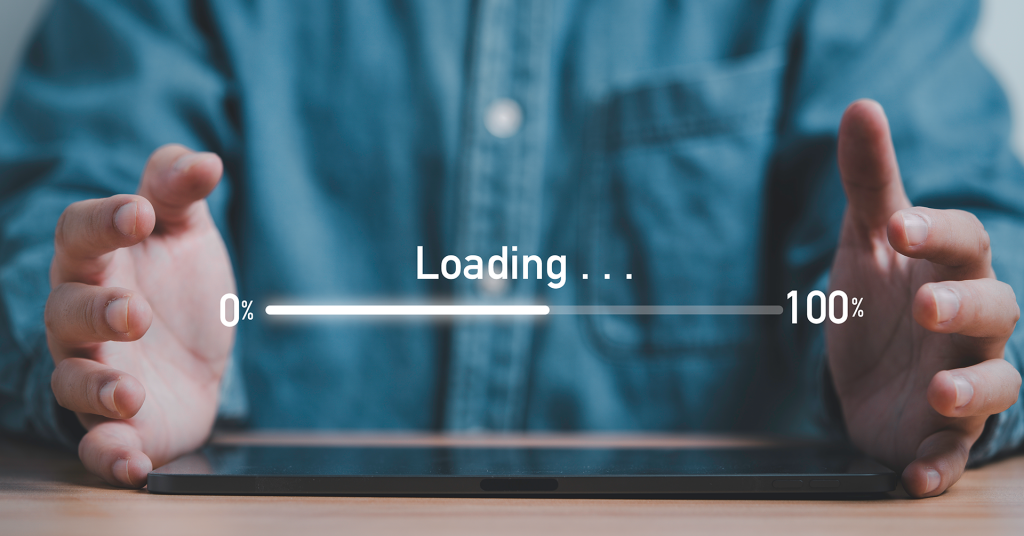 Vyobrazenie načítavania medzi dlaňami nad tabletom