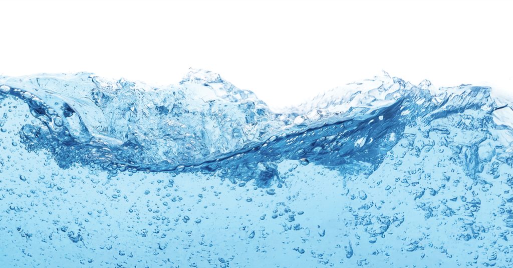 Nepokojná, ale priezračná hladina vody