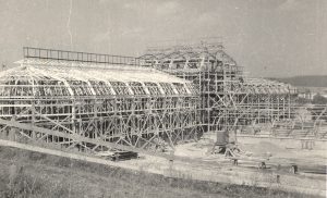 Historická fotografia skleníkov v botanickej záhrade