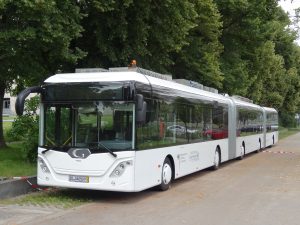 Biely dvojkĺbový autobus hromadnej dopravy