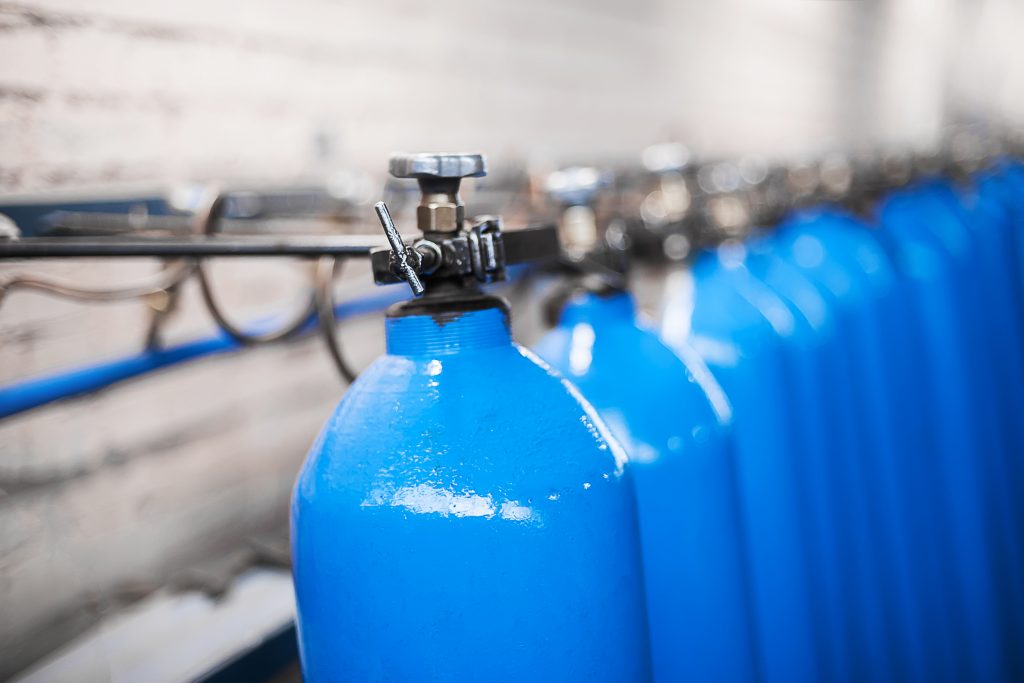Modré kyslíkové nádrže so stlačeným plynom