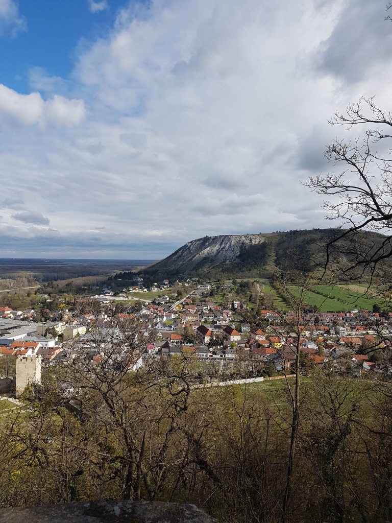 Mesto v doline pod horami