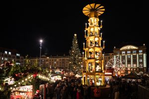 Osvetlené vianočné trhy s tradičnou vianočnou pyramídou