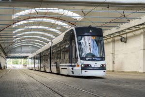 Biela električka stojí v depe