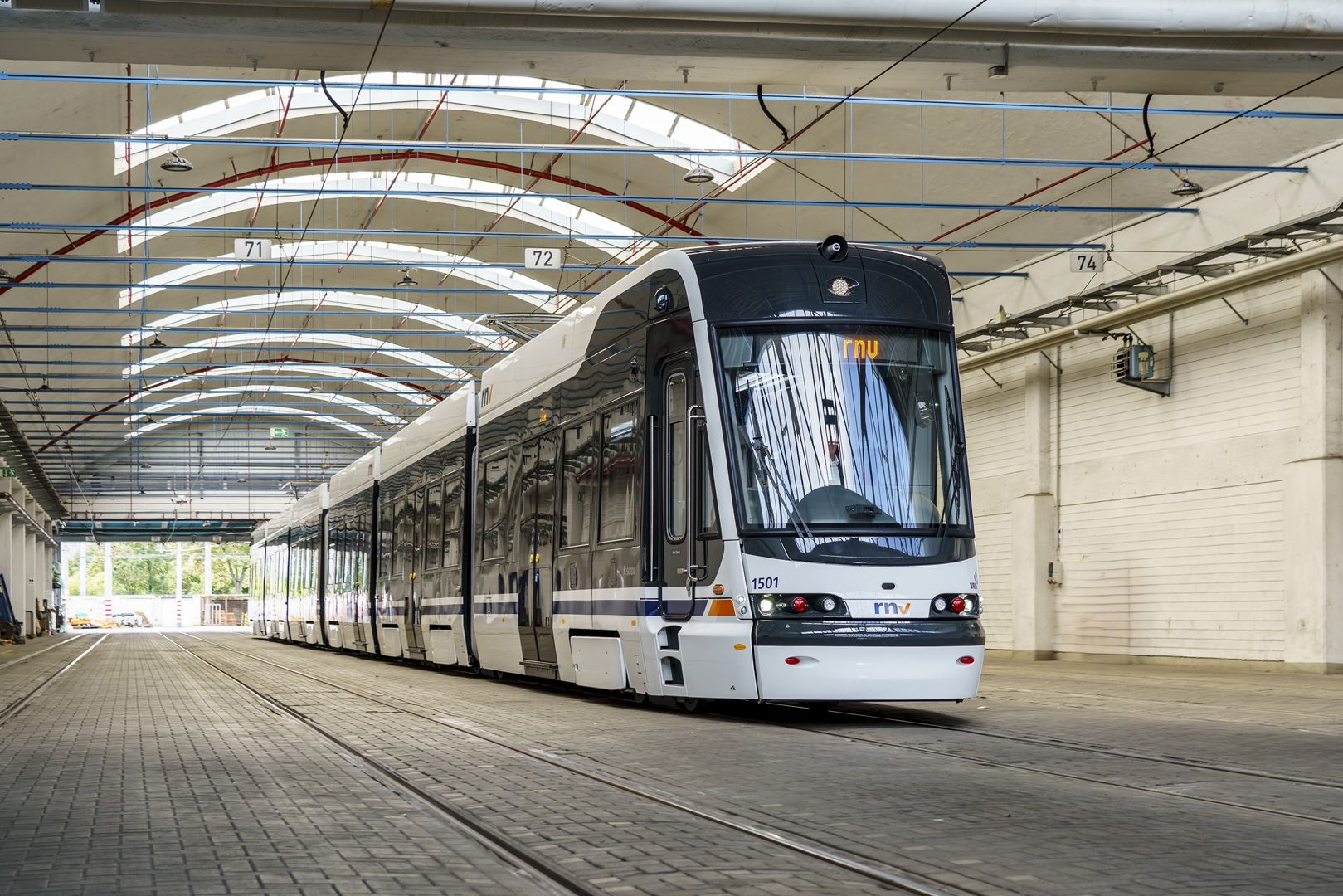 Biela električka stojí v depe