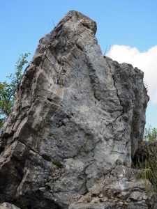 Samostatný vysoký kamenný blok