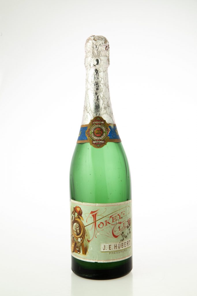 Historická fľaša šumivého vína