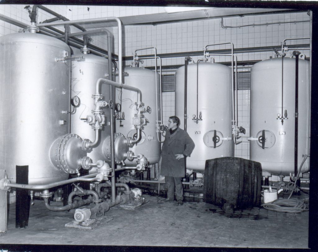 Tanky na kvasenie vína na dobovej fotografii